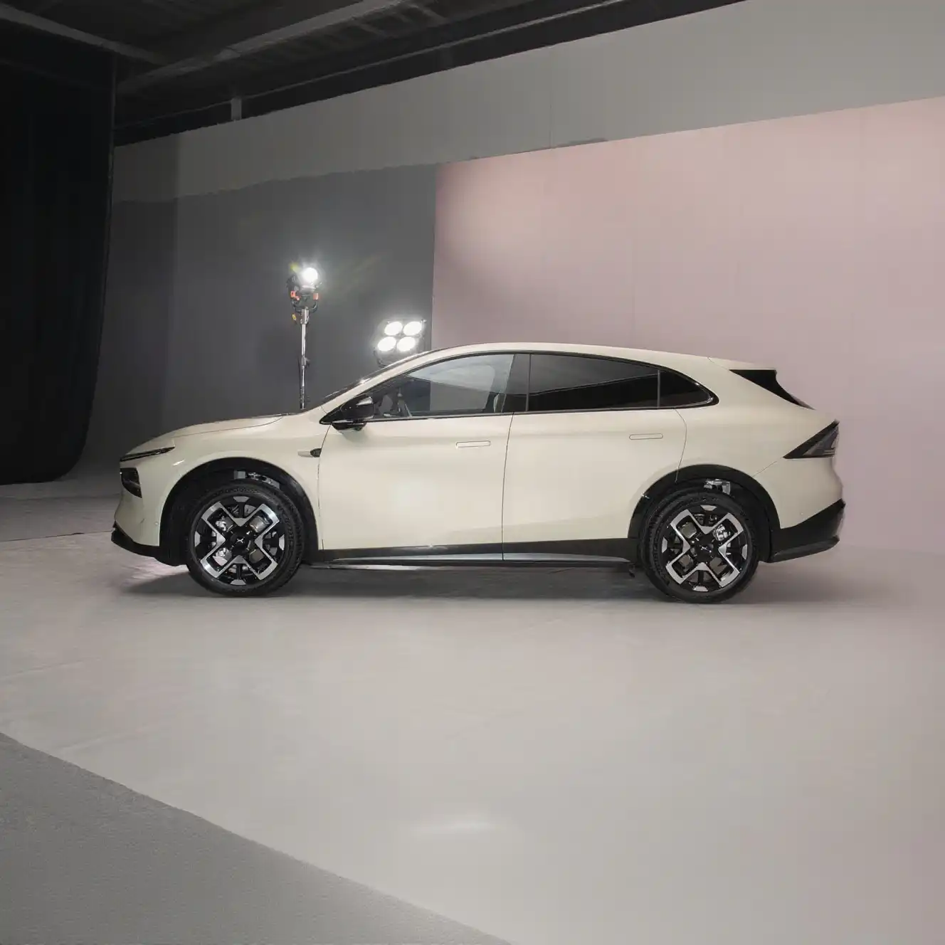 2025 Xpeng G7 SUV image 3