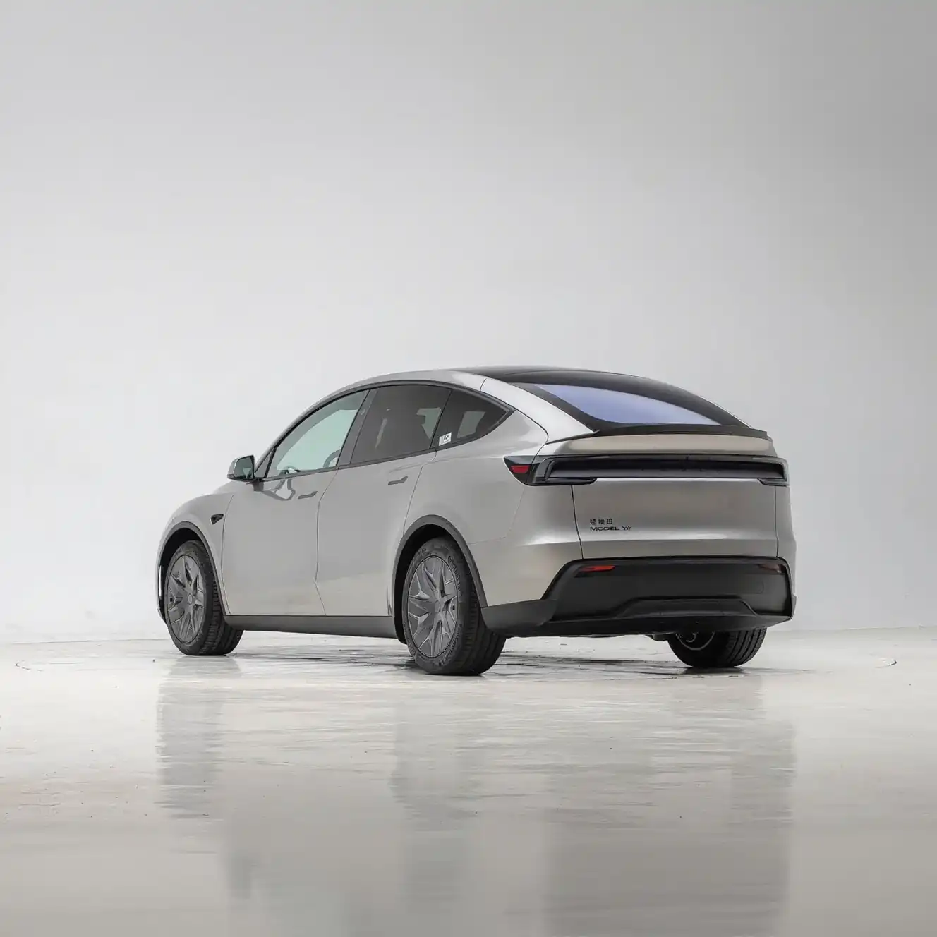 2025 Tesla Model Y L image 3