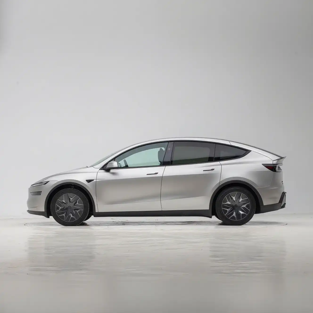 2025 Tesla Model Y L image 4
