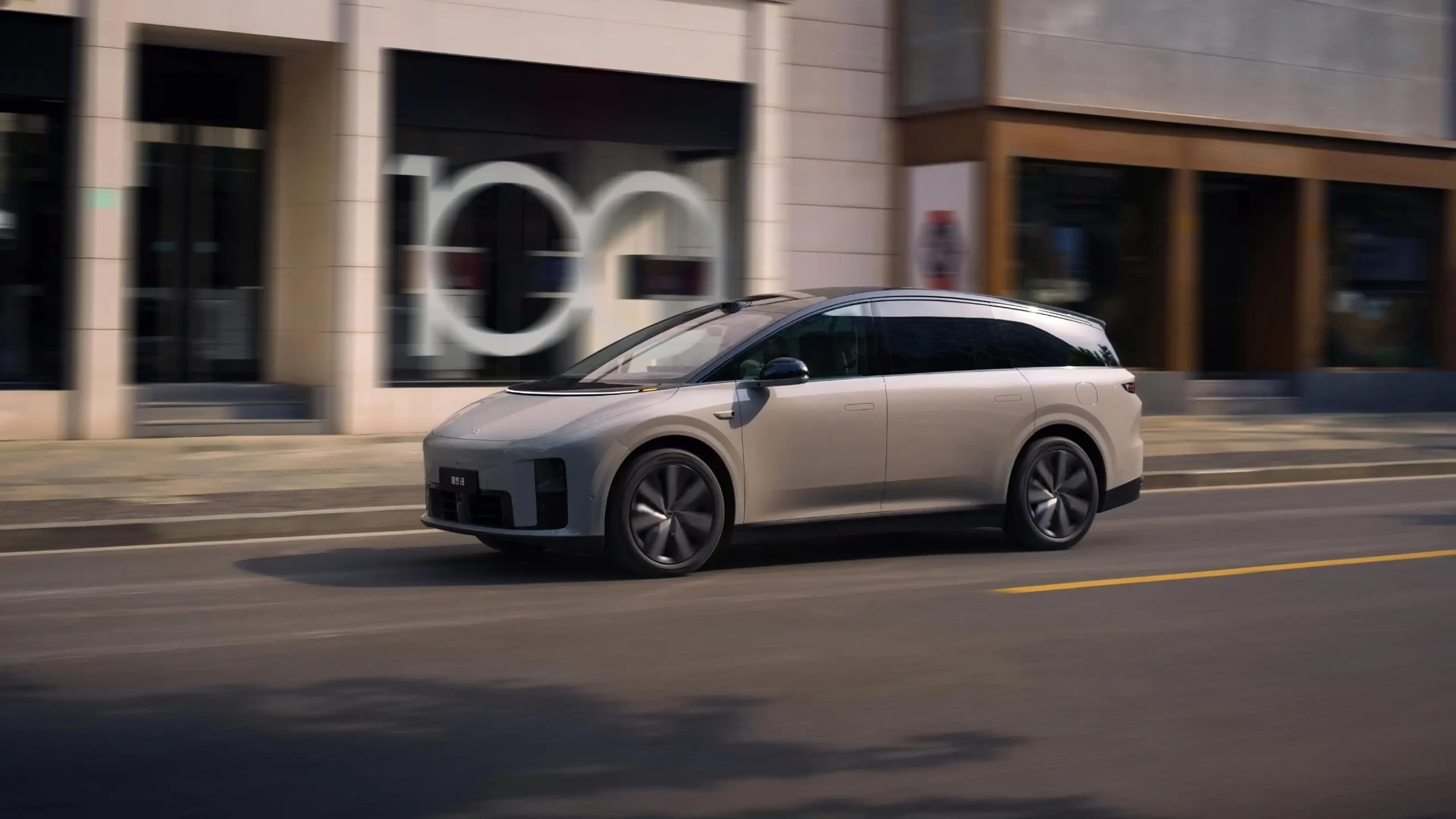 Премьера Li Auto i8: 5C-ультрабыстрая зарядка, платформа 800В и шестиместный полностью электрический внедорожник image