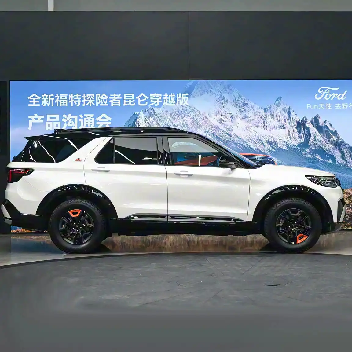 2025 Новый Ford Explorer (5-местный SUV) image 3