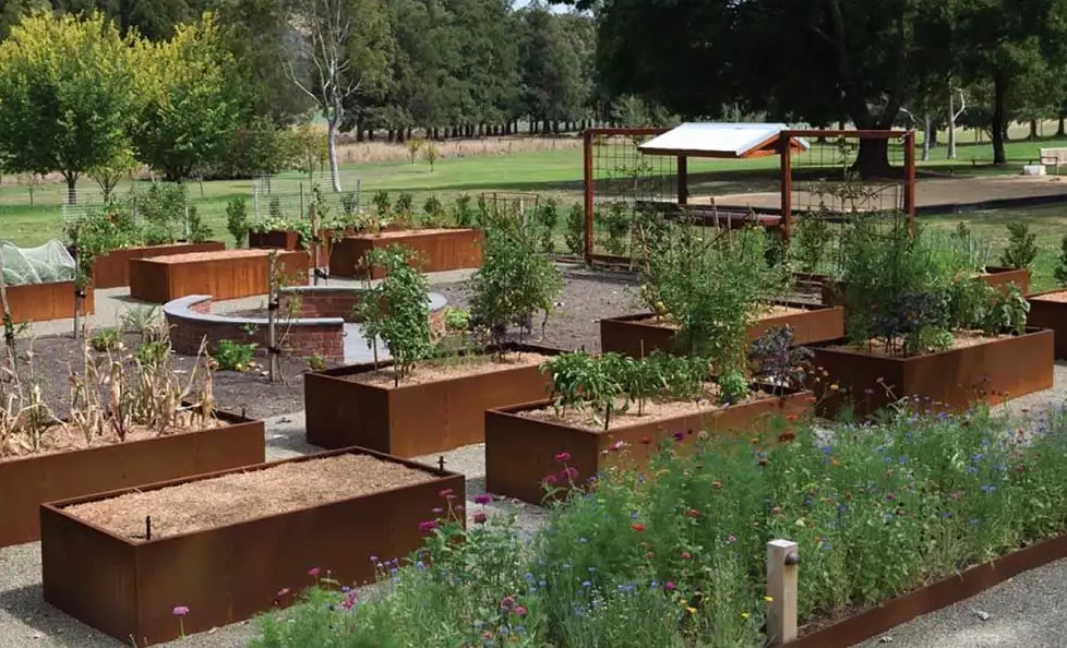 3 причины выбрать приподнятые грядки из кортеновской стали для вашего следующего проекта image